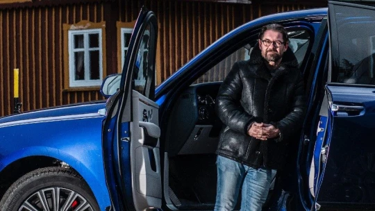 Obscénne veľký a márnotratne silný. Aké je to previezť sa v Rolls-Royce Cullinan?