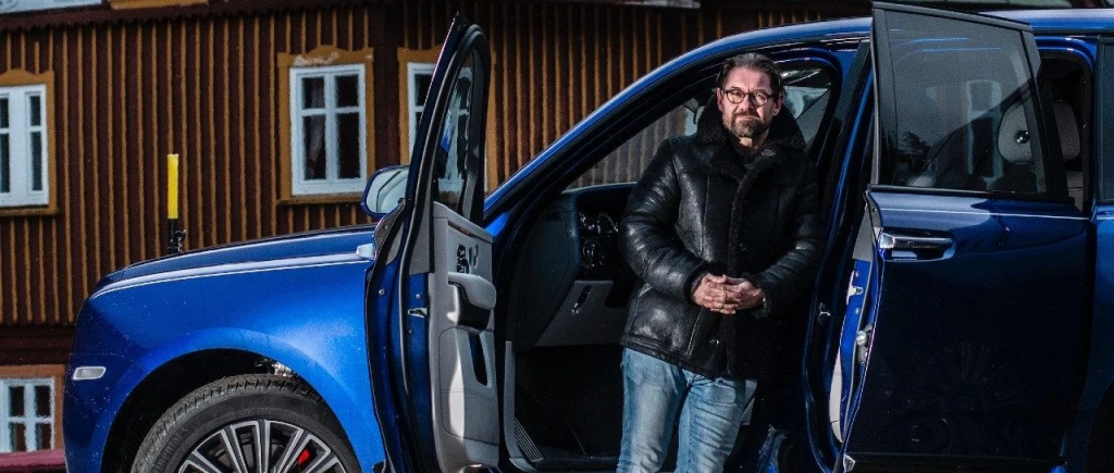 Obscénne veľký a márnotratne silný. Aké je to previezť sa v Rolls-Royce Cullinan?