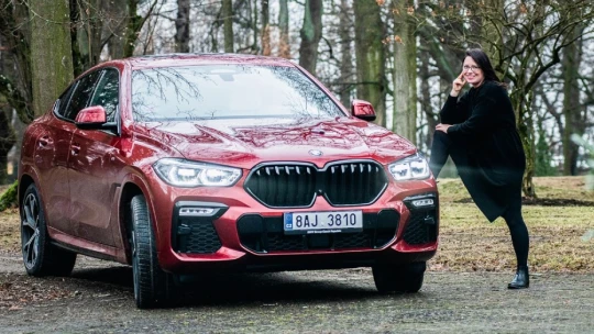 Dievča do nepohody: BMW X6 prežije rovnako dobre v meste aj v divočine