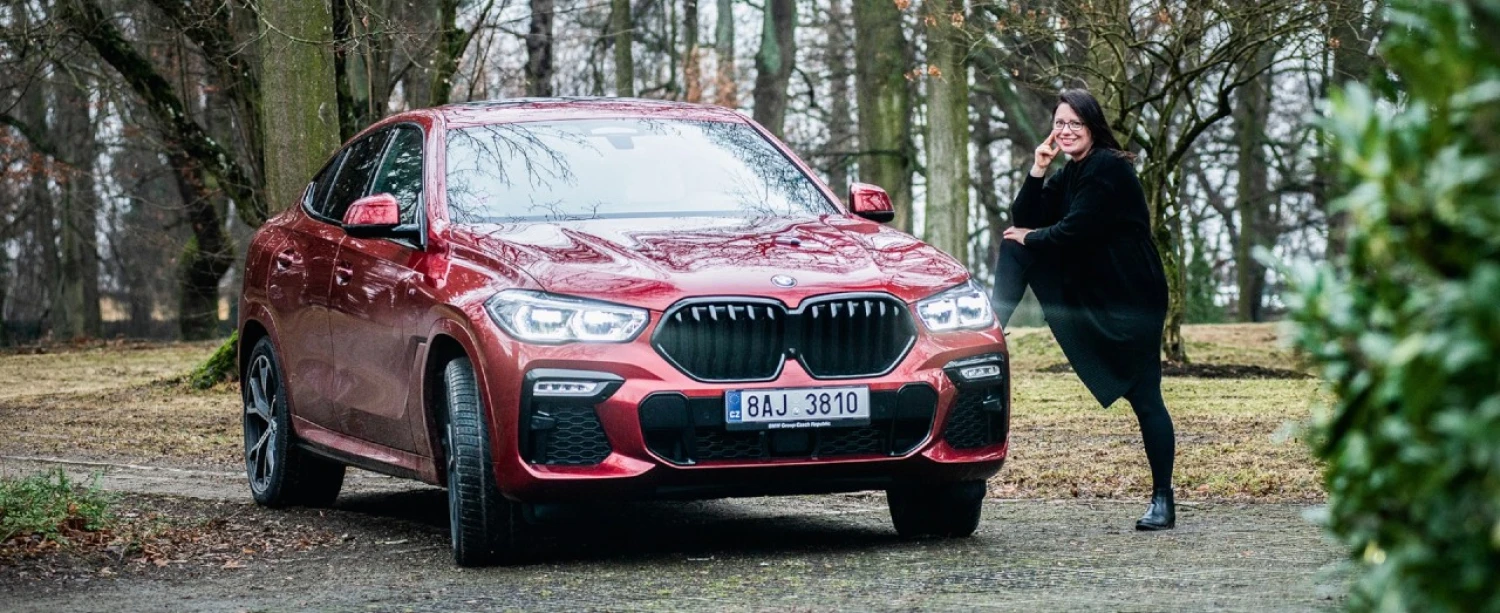 Dievča do nepohody: BMW X6 prežije rovnako dobre v meste aj v divočine