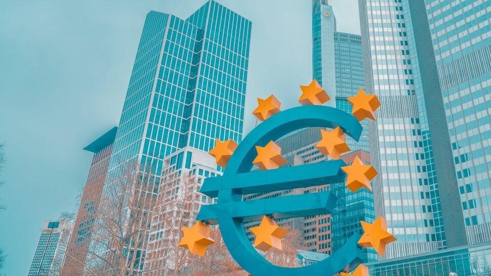 Nálada spotrebiteľov v eurozóne vzrástla takmer na 2,5-ročné maximum. Pomohlo zníženie sadzieb ECB