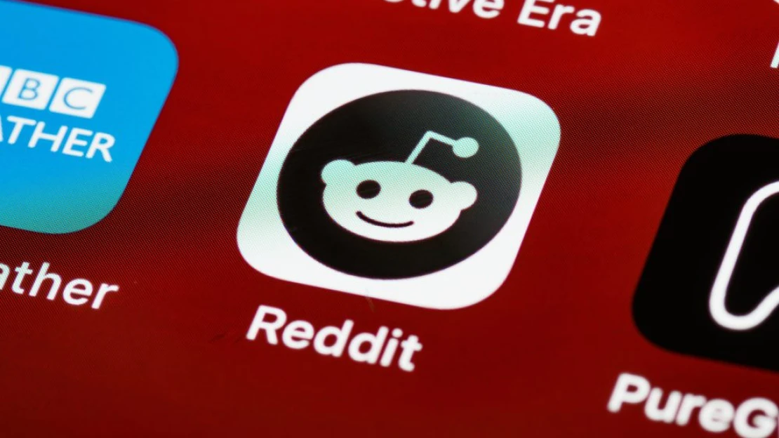 Výsledky Redditu prekonali očakávania. Akcie však padli takmer o štvrtinu