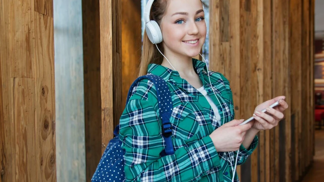 Chcete pochopiť ľudskú myseľ a byť úspešnejší? Tu je 6 podcastov, ktoré vám pomôžu