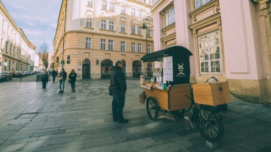 Pojazdné kaviarne a streetfoody tovar predávať nemôžu. A tak kávu rozdávajú zdarma