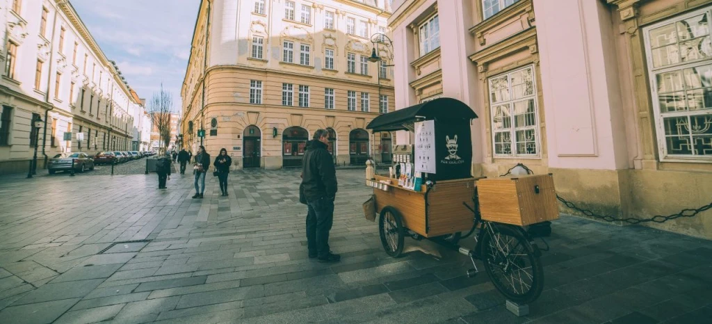 Pojazdné kaviarne a streetfoody tovar predávať nemôžu. A tak kávu rozdávajú zdarma