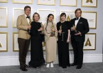 Peter Spears (zľava), herečka Frances McDormand, Chloe Zhao, Mollye Asher, Dan Janvey