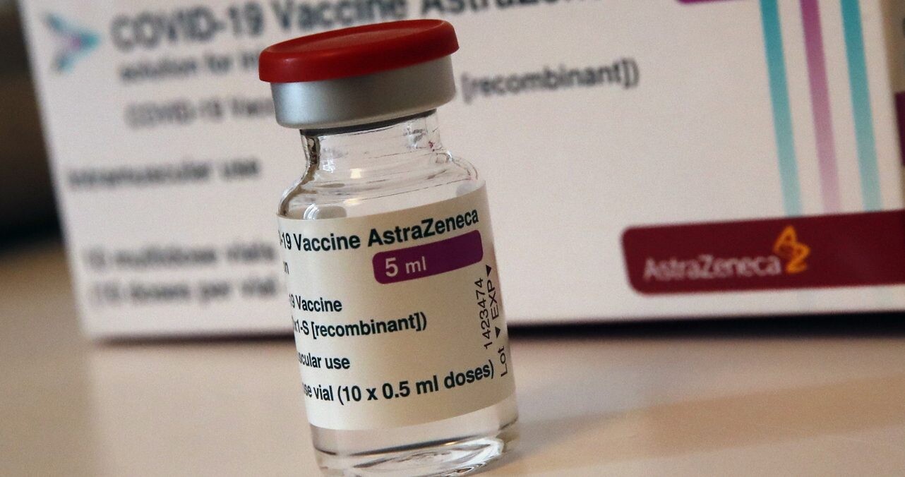 Krvné zrazeniny môžu byť zriedkavým vedľajším účinkom vakcíny AstraZeneca, uvádza EMA