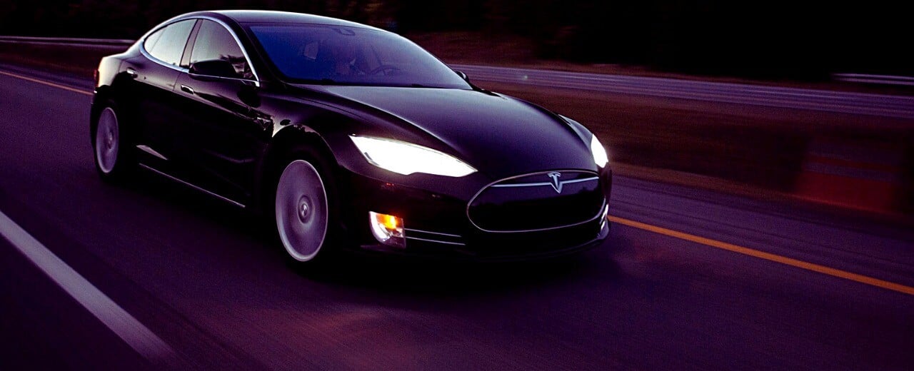 Tesla zabijak? Problém možno nebude v autopilotovi, ale niekde medzi sedadlom a volantom
