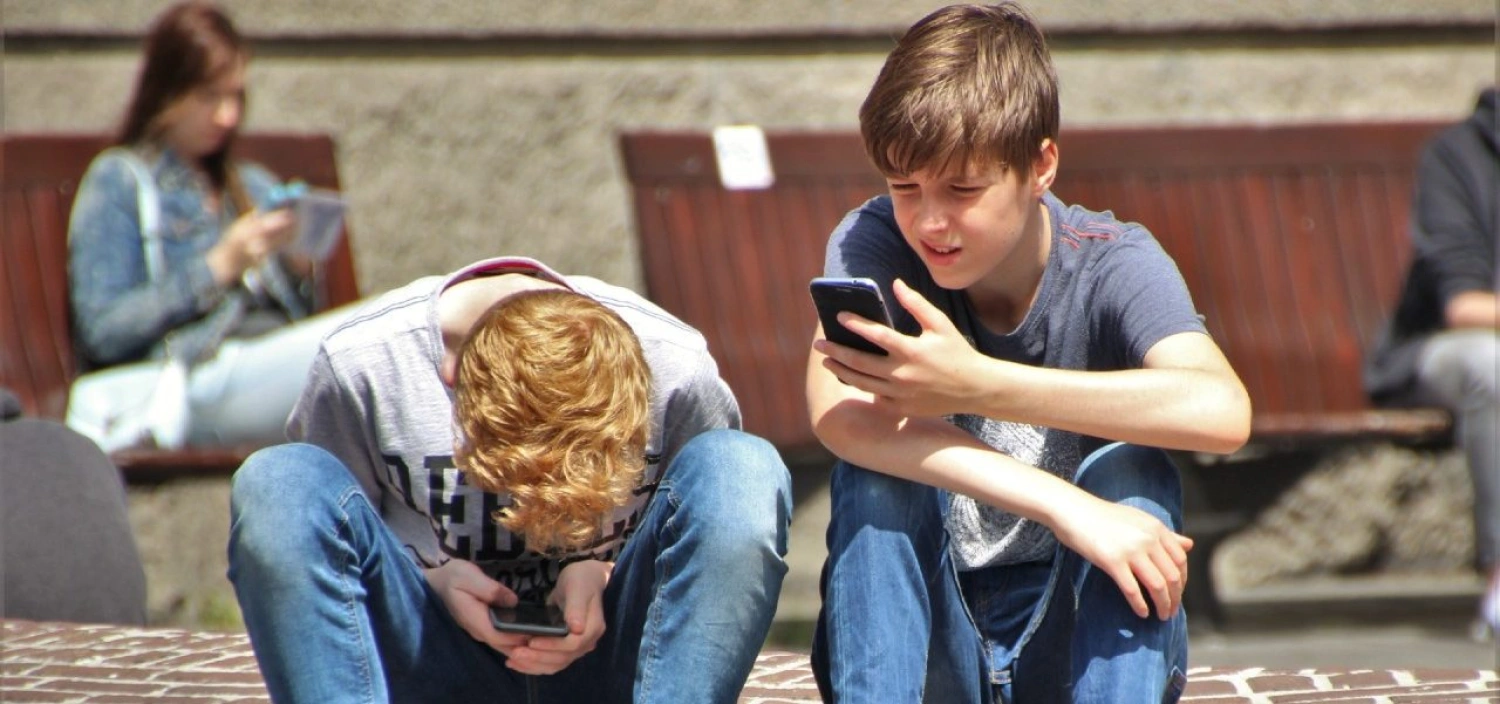 Ako nemať z detí digitálnych „zombíkov“? Zakazovať im mobil nemá zmysel, radí expertka