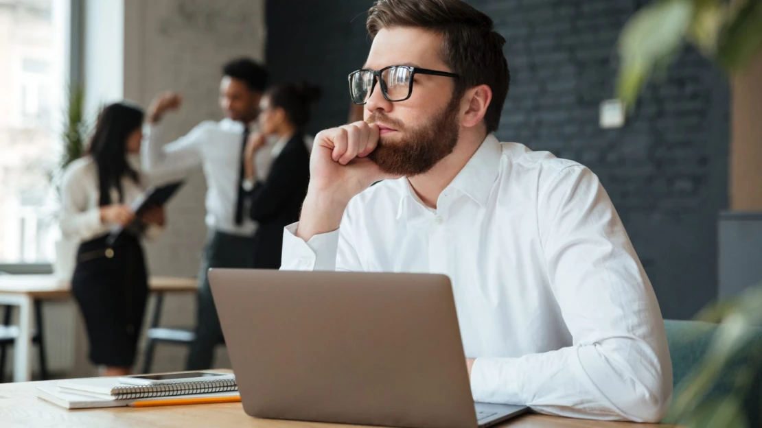 Prečo sa úspešní ľudia vyhýbajú nadmernému premýšľaniu? 5 rád, ako si ustrážiť myšlienky