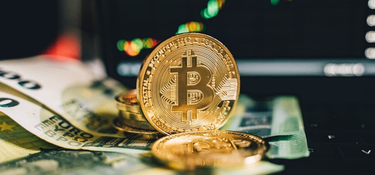 Cena bitcoinu prvýkrát od mája prekonala hranicu 50-tisíc dolárov