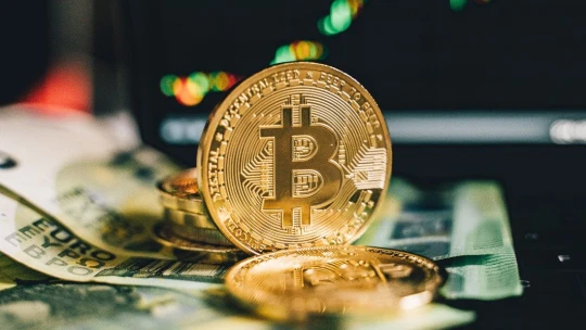 Cena bitcoinu prvýkrát od mája prekonala hranicu 50-tisíc dolárov