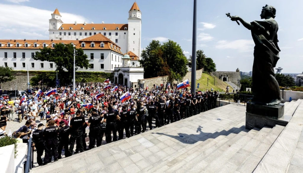 Parlament schválil zvýhodnenie očkovaných. Neočkovaní nebudú potrebovať test všade