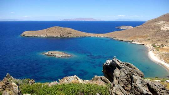 Boj proti masovému turizmu na grécky spôsob. Neprespíš na ostrove – platíš