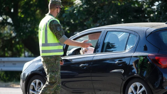 Režim na hraniciach sa od pondelka mení. Najmä pre zaočkovaných prvou dávkou