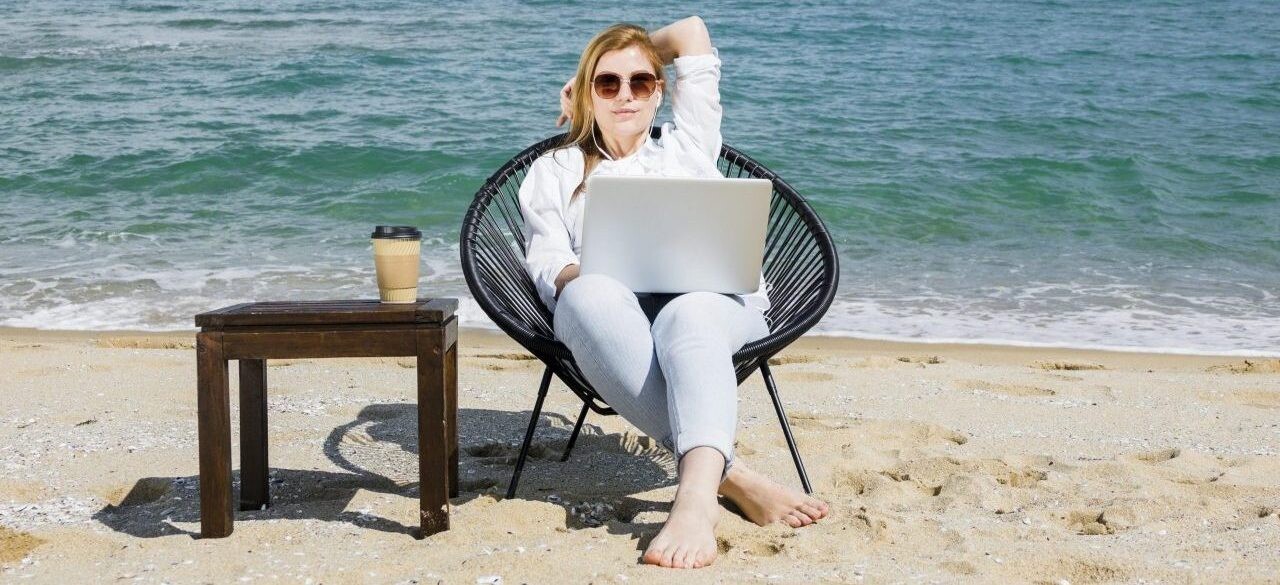 Namiesto kancelárie či home office pláž. Ako si u zamestnávateľa vybaviť workation?