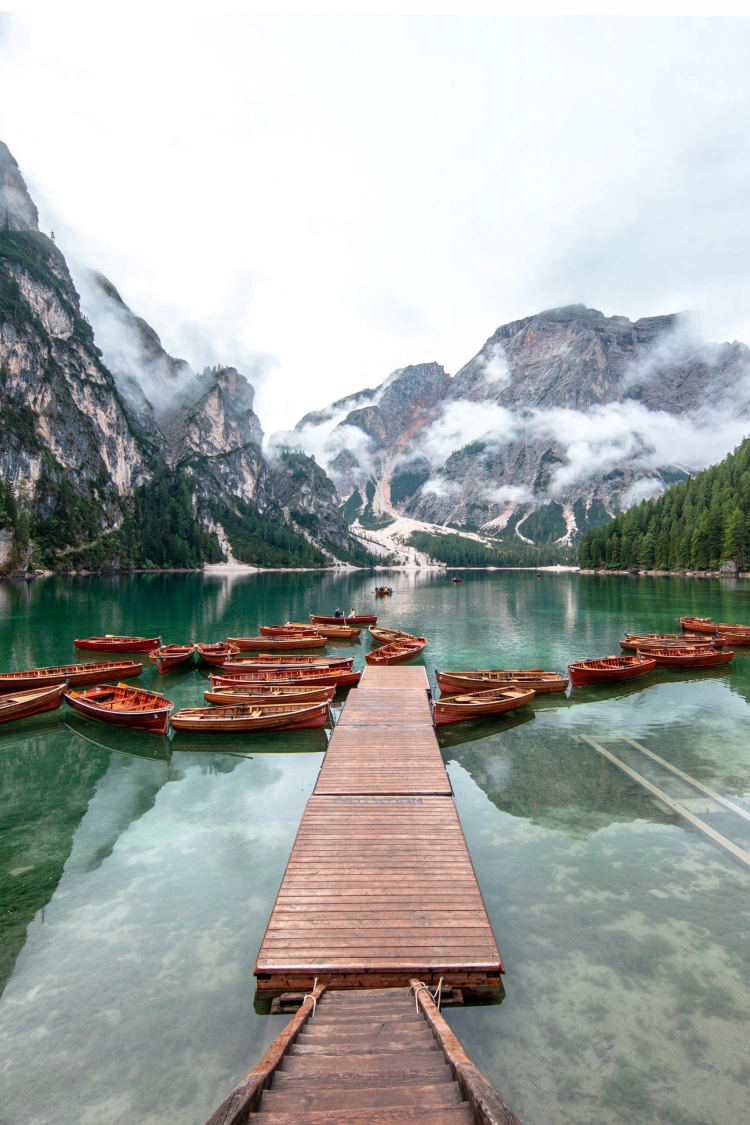 Lago Di Braies-Juzne Tirolsko-Taliansko-jazero-príroda