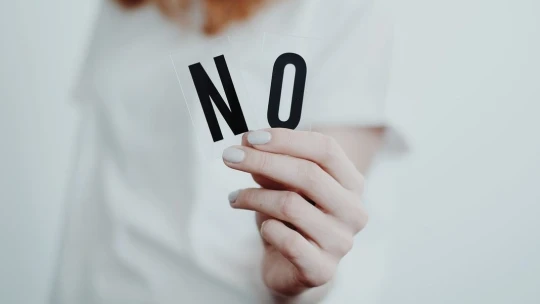 Prečo často hovoríme „áno“, hoci chceme povedať „nie“? Naučte sa odmietať elegantne