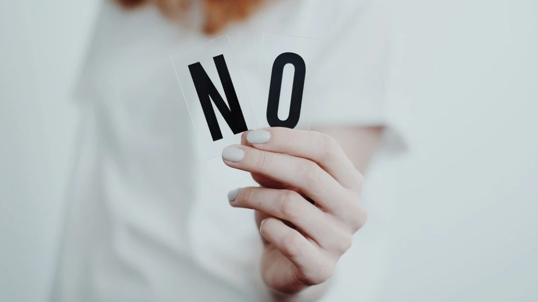 Prečo často hovoríme „áno“, hoci chceme povedať „nie“? Naučte sa odmietať elegantne