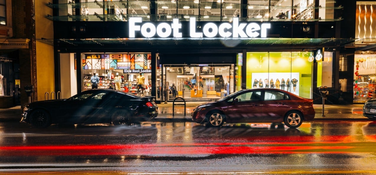 Americký Foot Locker, v ktorom má podiely aj Tkáč, expanduje. Ohlásil obchody za miliardu
