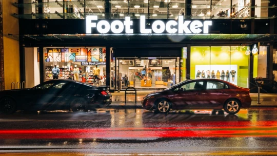 Tenisky nad zlato. Tkáč a Křetínský predávajú akcie Foot Locker za desiatky miliónov