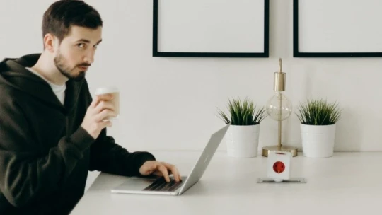 Pracovný trend? Robiť pre dvoch zamestnávateľov naraz bez toho, aby o tom vedeli