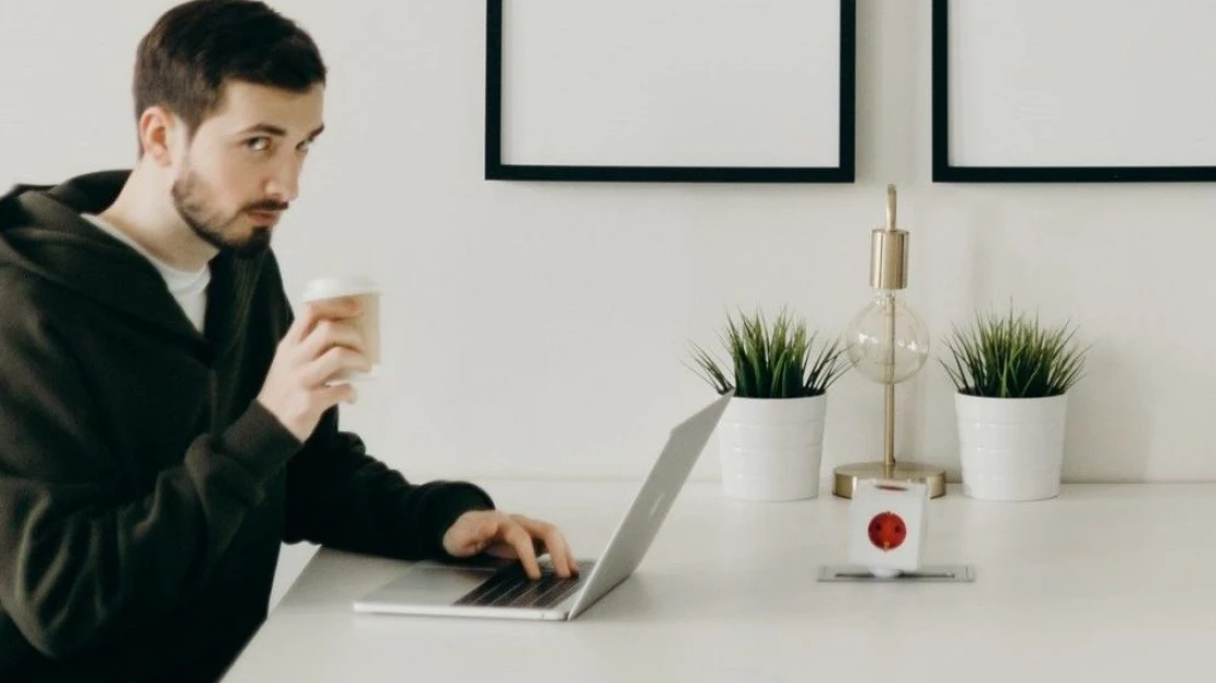 Pracovný trend? Robiť pre dvoch zamestnávateľov naraz bez toho, aby o tom vedeli
