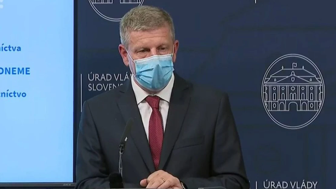 Zdravotníci a opatrovatelia dostanú odmenu 350 eur. Ako ju môžu získať?