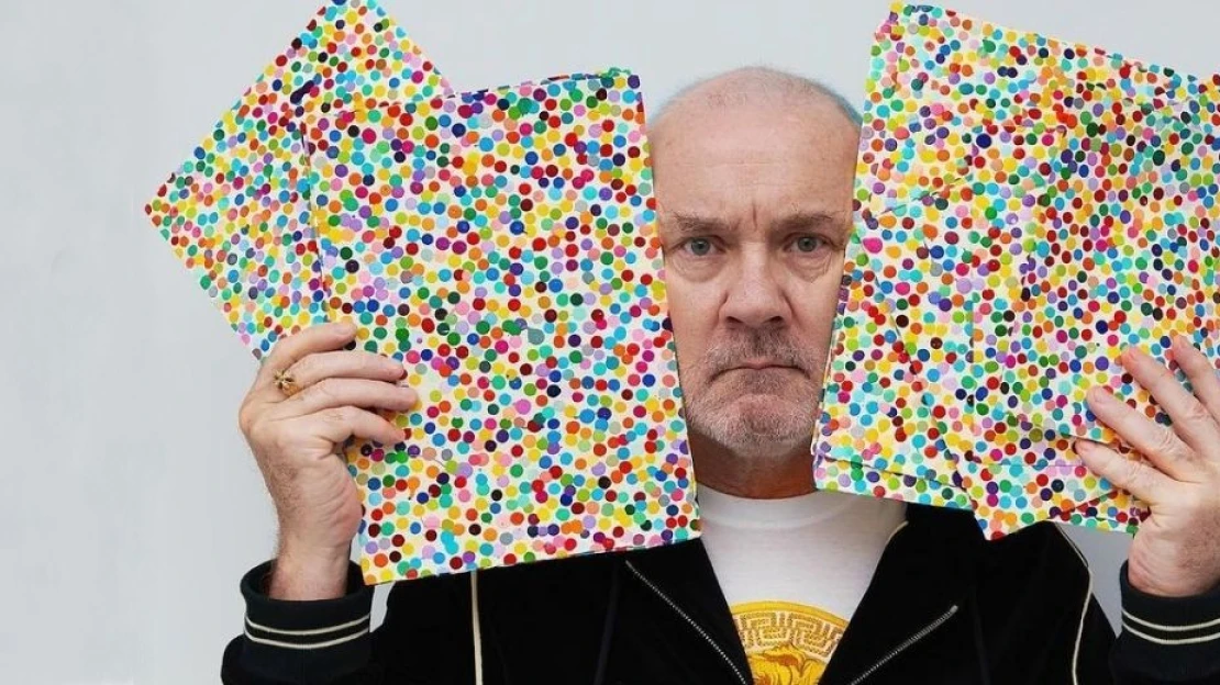 Mŕtve žraloky a kravy v galérii už nešokujú. Umelec Damien Hirst spúšťa vlastnú „menu“