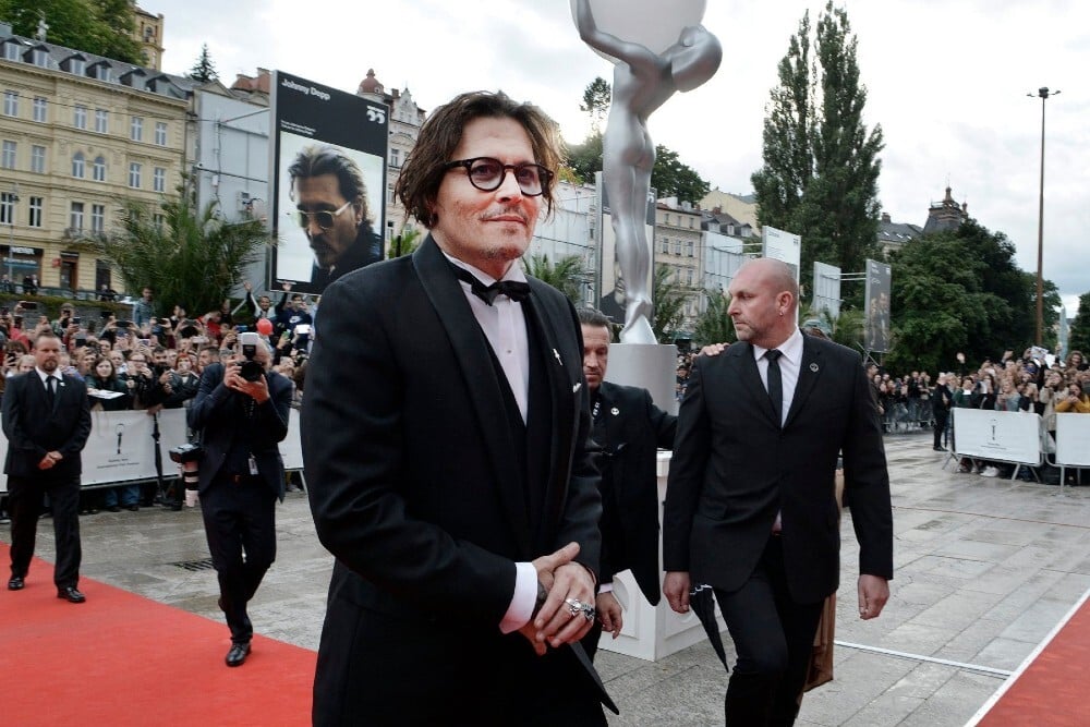 Tento obrázok nemá vyplnený ALT popisok, jeho názov je karlove-vary-festival-depp-etiketa.jpg