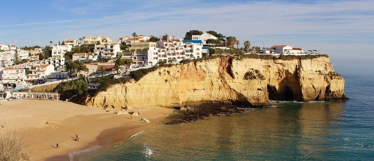 Snívate o bývaní v Portugalsku? Apartmán pri pláži vás vyjde ako trojizbák v Ružinove