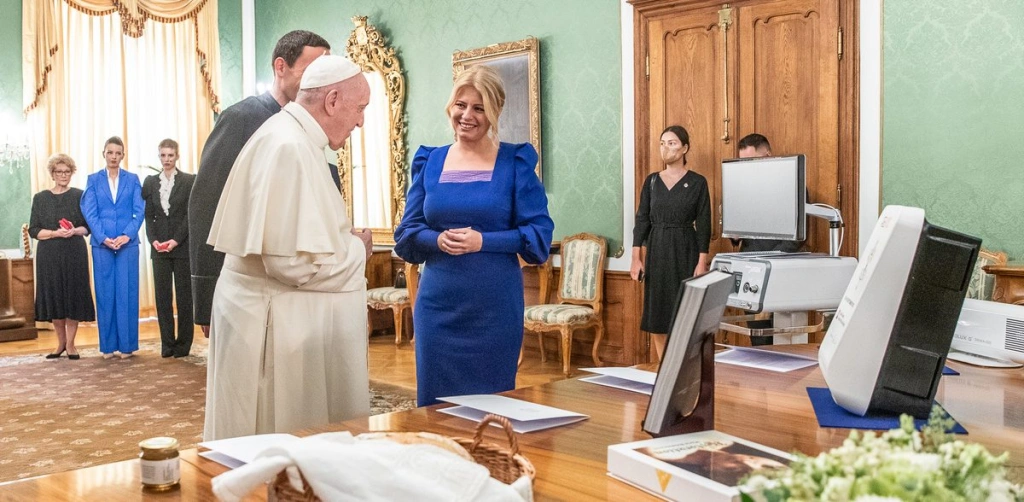 Pápež dostal od prezidentky nabíjaciu stanicu. Slovenský startup je budúcnosťou elektromobilov