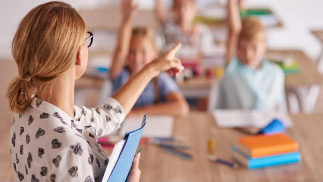 Školám chýbajú tisíce pracovníkov. A počet záujemcov neustále klesá