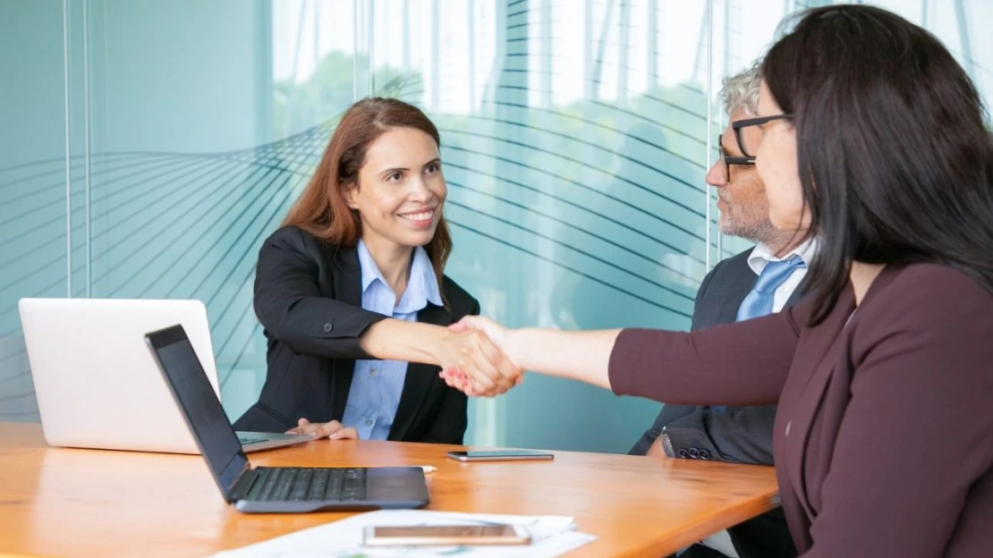 Ako pokaziť pracovný inzerát. Slová, ktoré odplašia tímových hráčov a prilákajú manipulátorov