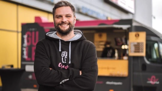 Vyrastal s chorým bratom. Teraz vo foodtrucku zamestnáva hendikepovaných