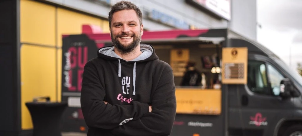 Vyrastal s chorým bratom. Teraz vo foodtrucku zamestnáva hendikepovaných