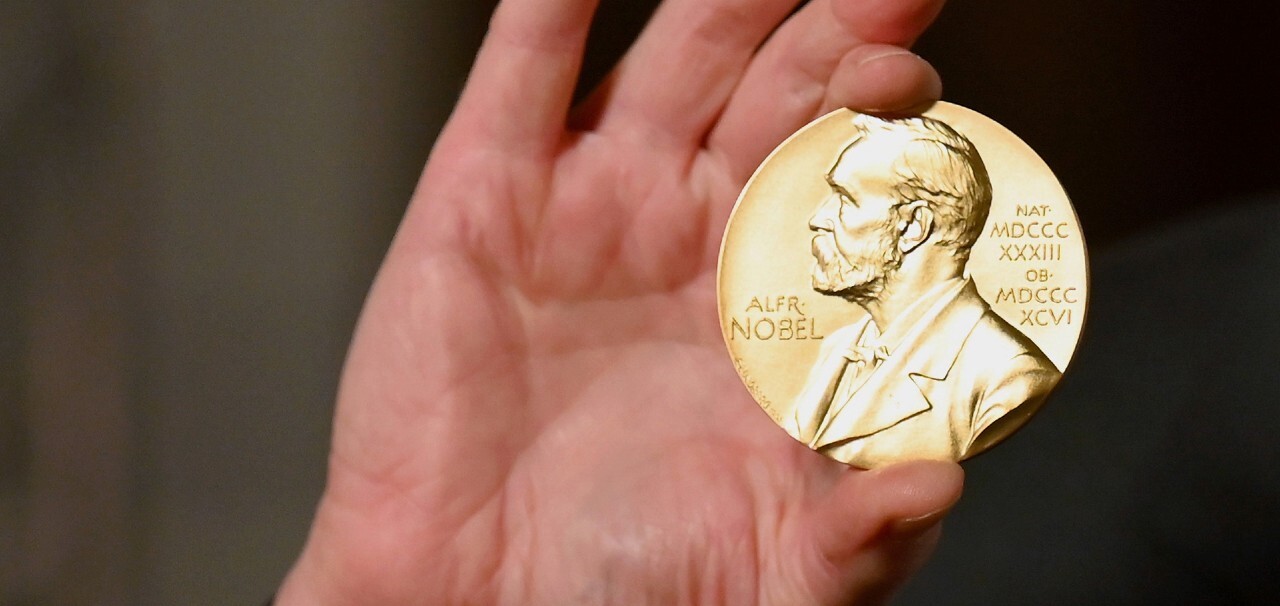 Nobelova cena za ekonómiu: Tento rok si ju rozdelia traja laureáti
