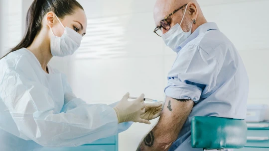 Budeme potrebovať na dovolenku 2022 tretiu dávku vakcíny? Krajiny upravujú pravidlá