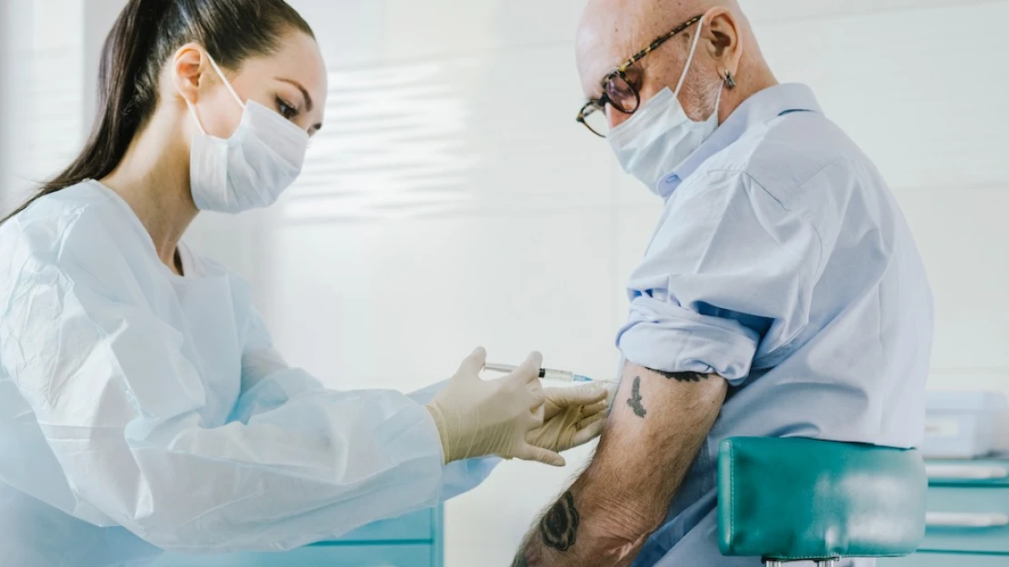 Budeme potrebovať na dovolenku 2022 tretiu dávku vakcíny? Krajiny upravujú pravidlá