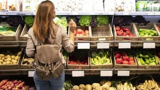 Spotrebiteľské ceny už piaty mesiac rastú dvojciferným tempom, inflácia dosiahla 13,6 percenta