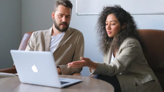 Nesúhlas nemusí viesť ku konfliktu. Ako vyjadriť iný názor a pritom nevkĺznuť do hádky?