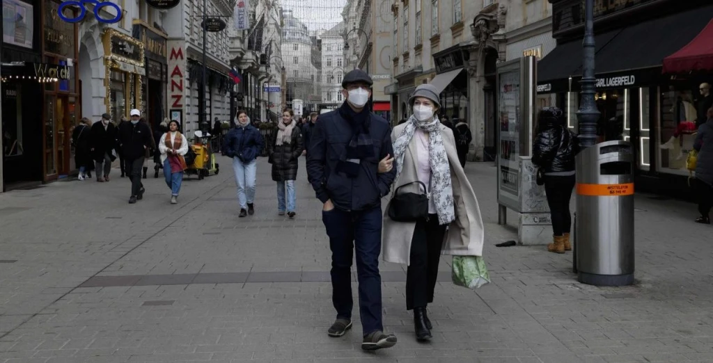 Rakúsko zavádza ako prvá krajina v Európe lockdown aj povinné očkovanie