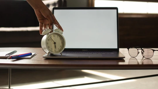 Nič nestíhate? Tu je 5 krokov, ako získať kontrolu nad svojím pracovným časom