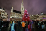 Vianočný stromček na námestí Grote Markt v Bruseli, hlavnom meste Belgicka.