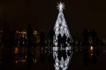 Vianočný stromček vo Vilniuse, hlavnom meste Litvy, pohľad spredu.