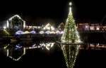Plávajúci vianočný stromček v historickom prístave v nemeckej dedinke Carolinensiel.
