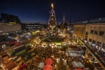45-metrový vianočný strom v Nemecku je jedných z najväčších stromčekov tohtoročných sviatkov. Zložený je z 1600 smrekov.