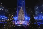 Vianočný stromček v Rockefellerovom centre v New Yorku je vysoký zhruba 24 metrov.