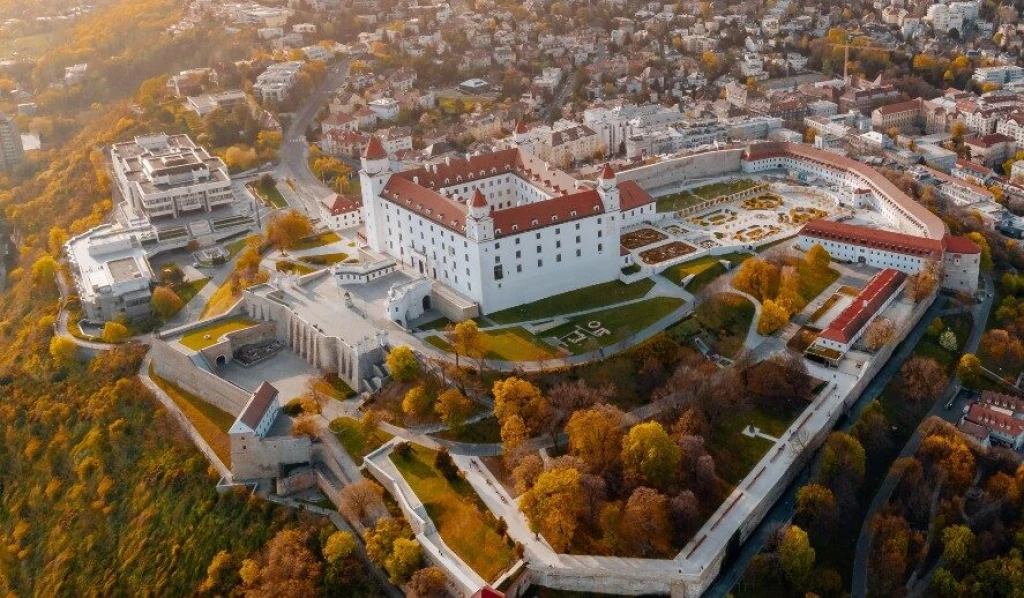 Šéf YIT: Bratislava má pozemky až na 150-tisíc bytov, ale stavať sa na nich nedá