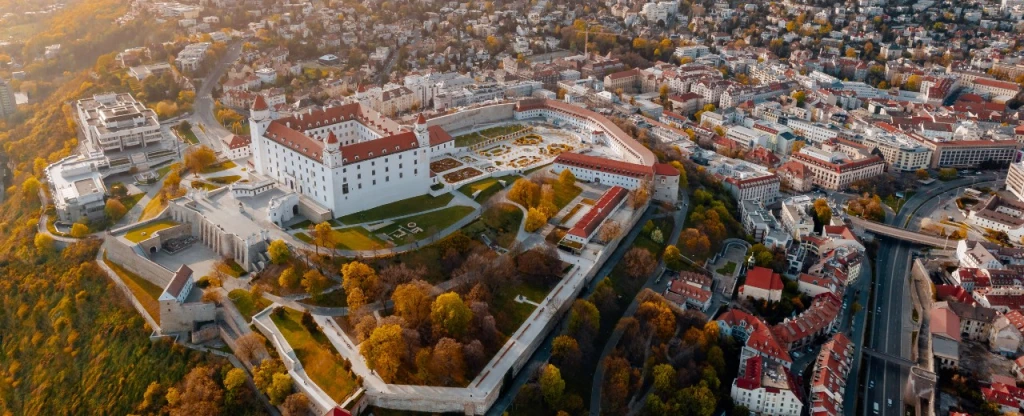 Šéf YIT: Bratislava má pozemky až na 150-tisíc bytov, ale stavať sa na nich nedá